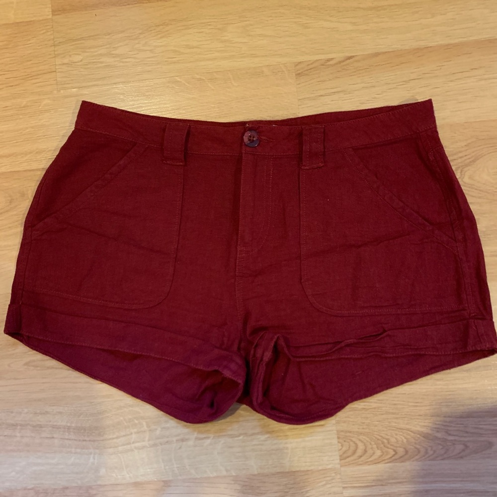 Maroon lightweight shorts w adjustable white belt
